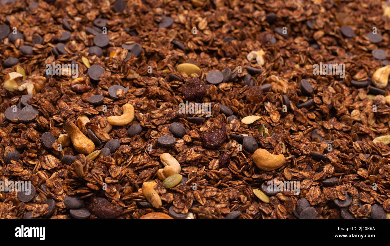 Cereali al cioccolato con fondo a nocciole. Vista dall'alto. Foto Stock