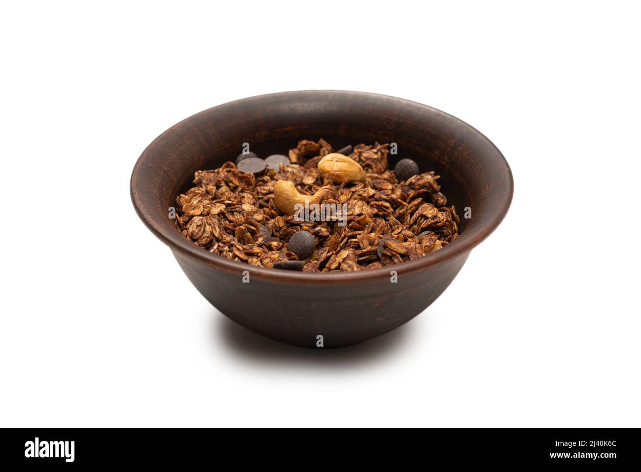 Cereali al cioccolato con noci sullo sfondo della ciotola. Isolato su bacckground bianco. Foto Stock