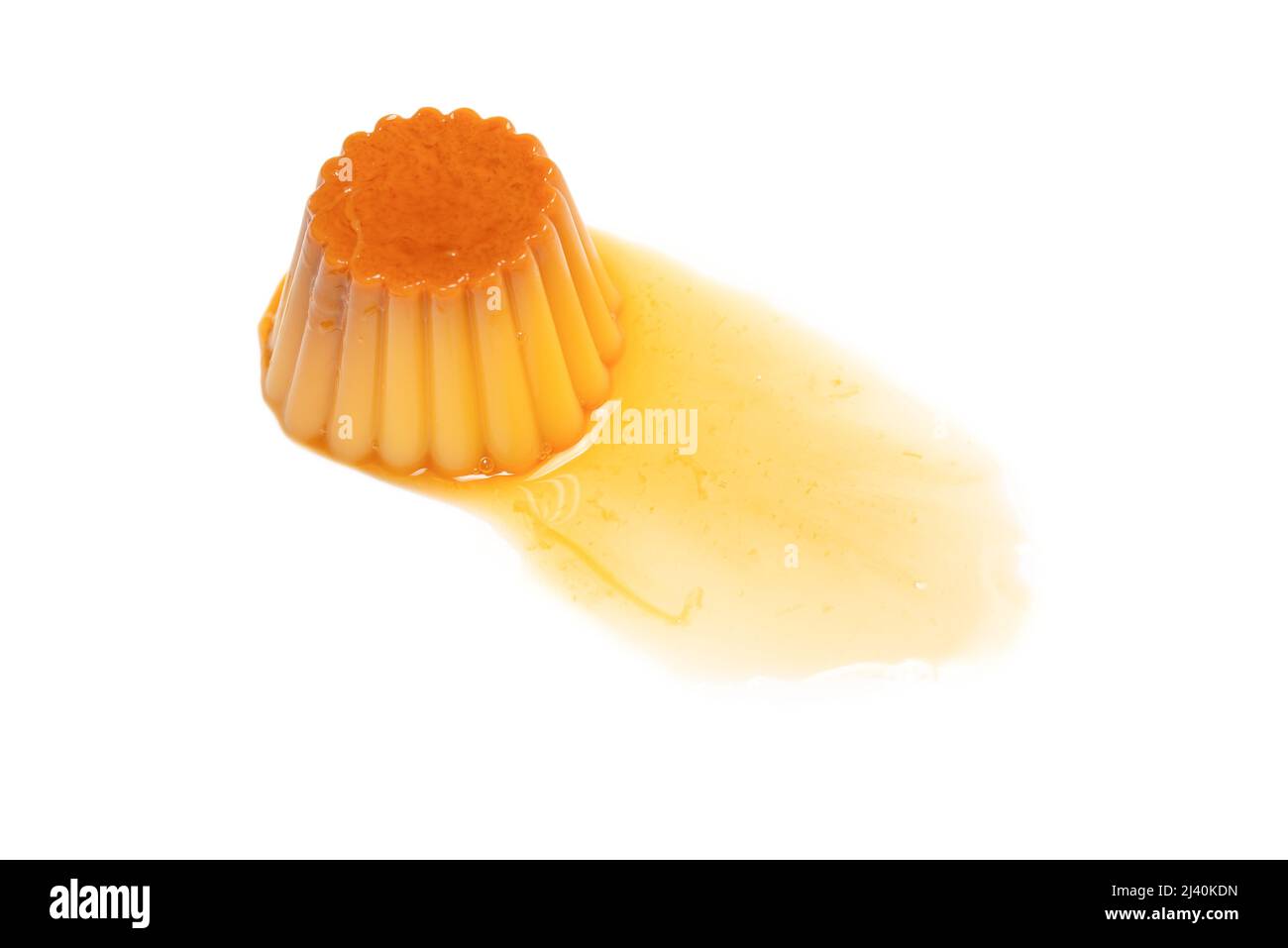 Gustoso budino al caramello isolato su sfondo bianco. Vista dall'alto. Foto Stock