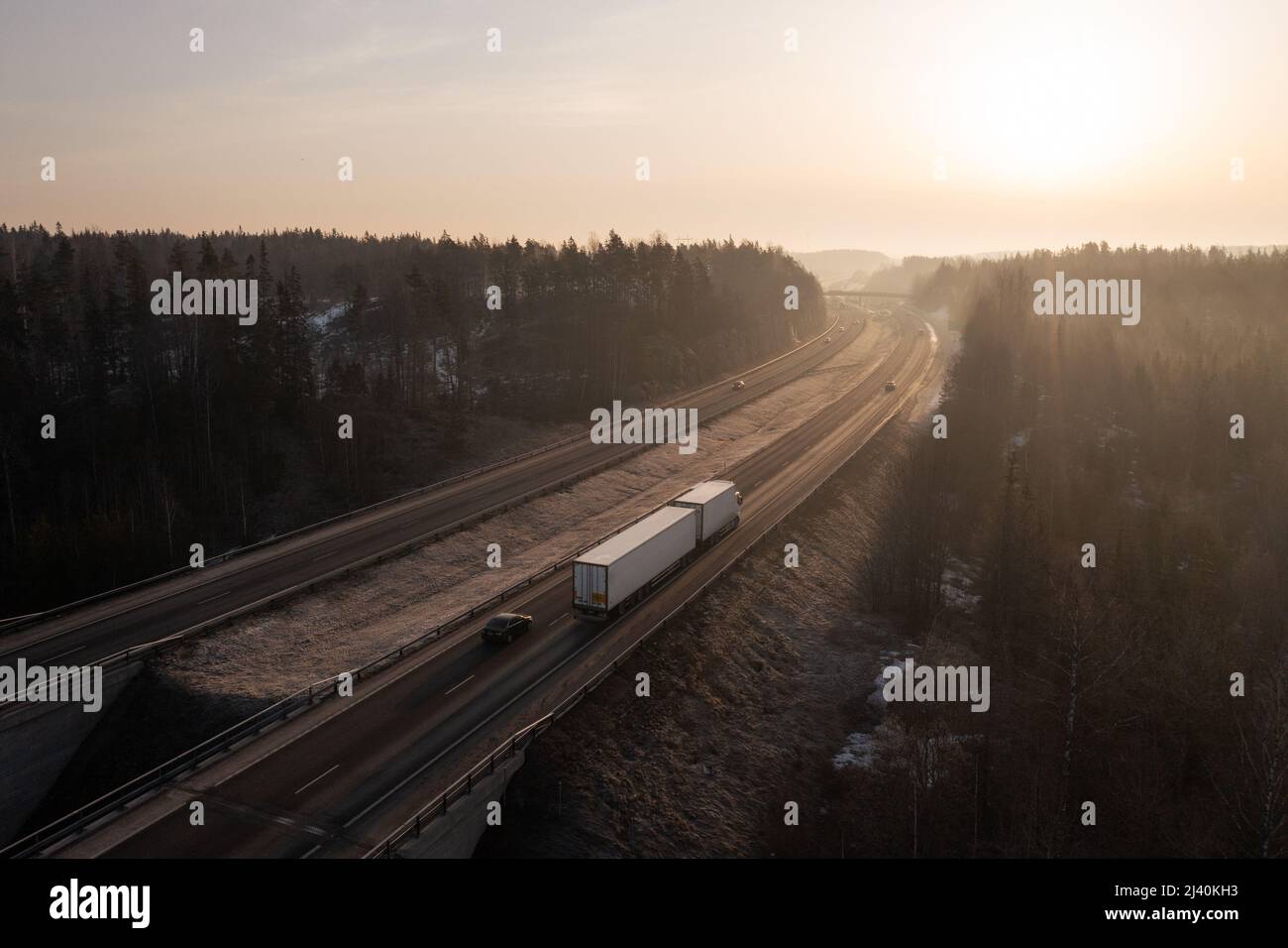 Camion cargo sull'autostrada E18 in primavera mattina in Finlandia Foto Stock