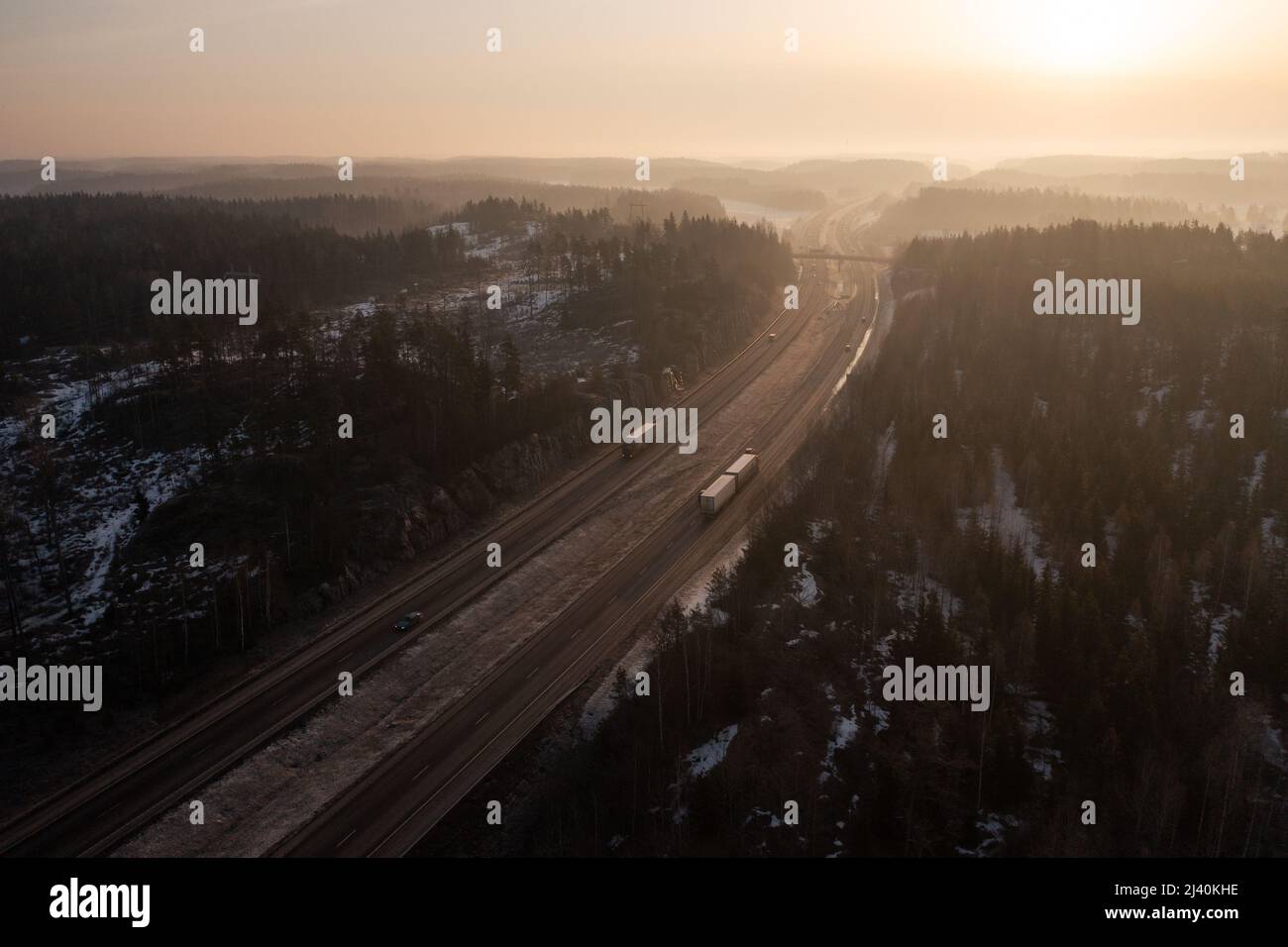 Traffico autostradale nelle prime mattine della primavera in Finlandia Foto Stock