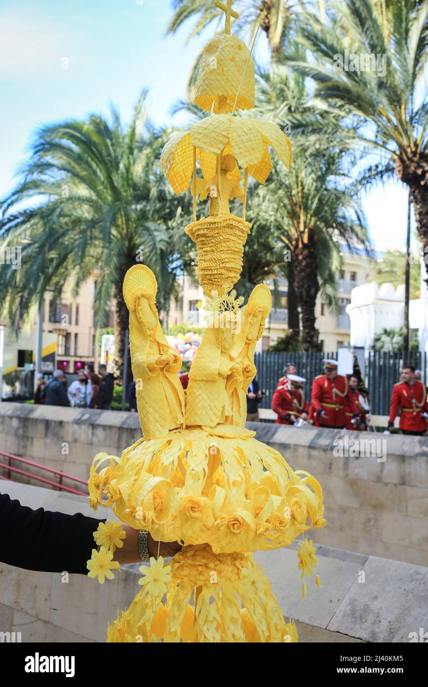 Elche, Alicante, Spagna - 10 aprile 2022: Persone con palme bianche per la Domenica delle Palme della settimana Santa di Elche Foto Stock