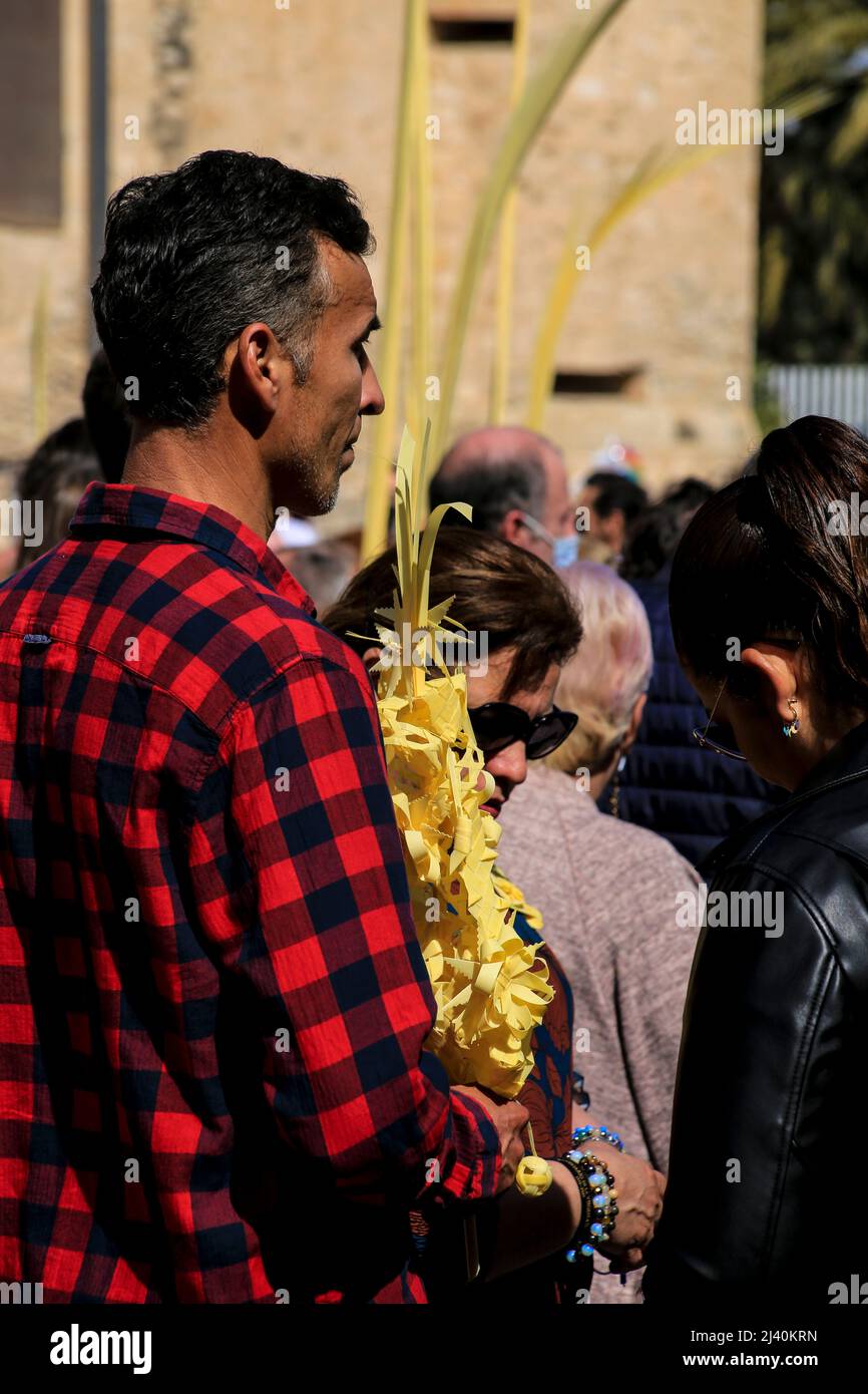 Elche, Alicante, Spagna - 10 aprile 2022: Persone con palme bianche per la Domenica delle Palme della settimana Santa di Elche Foto Stock