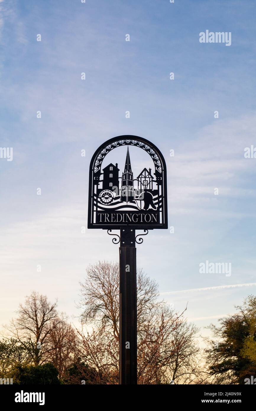 Tredington Village segno in primavera all'alba. Warwickshire, Inghilterra. Foto Stock