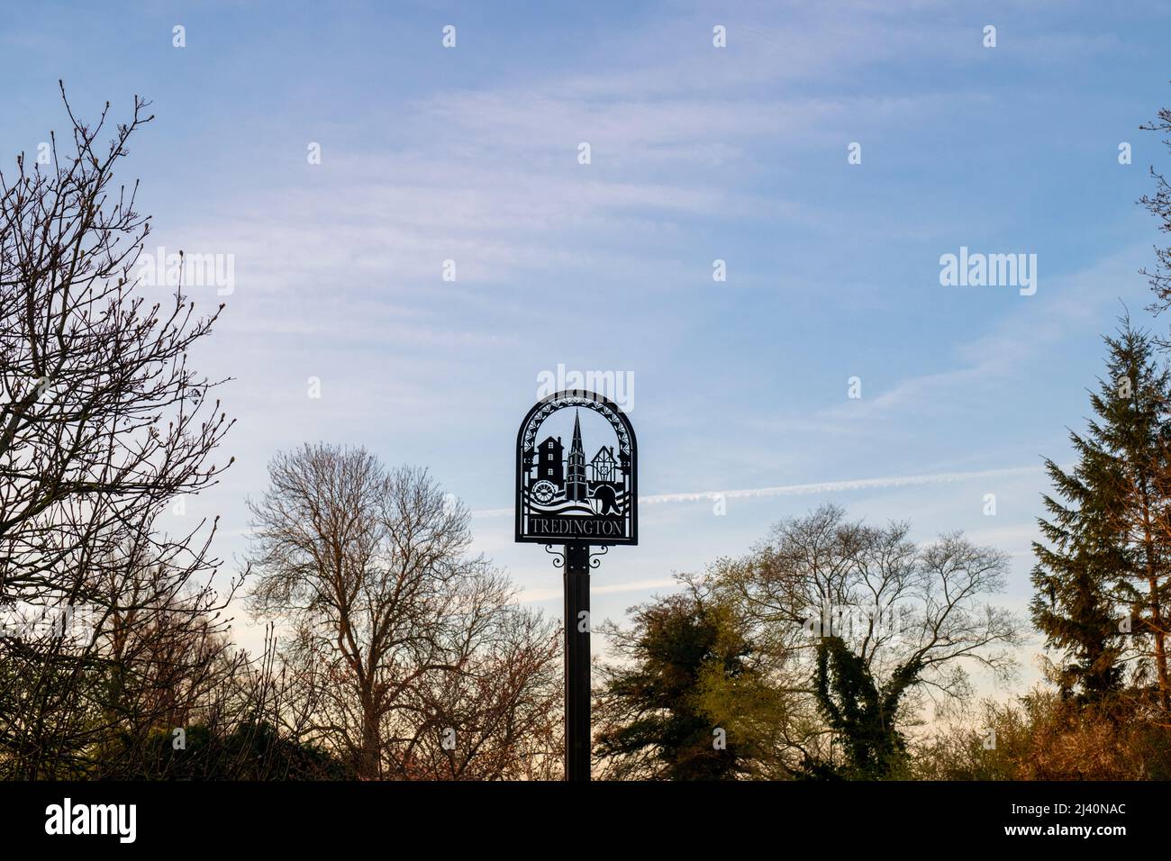 Tredington Village segno in primavera all'alba. Warwickshire, Inghilterra. Foto Stock