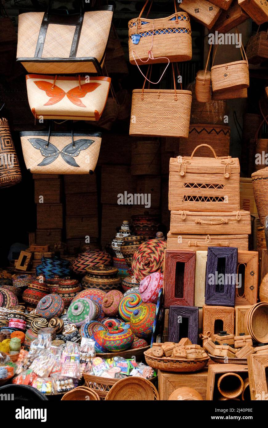 Basketware in vendita al mercato di Ubud. Foto Stock