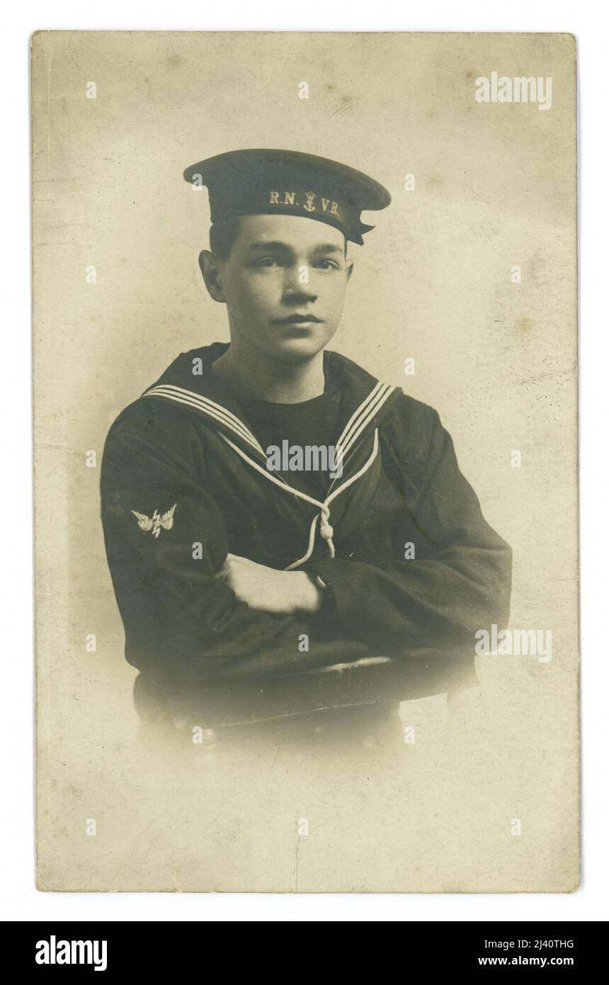 WW1 era studio ritratto cartolina di un bel buon operatore radio giovane, forse ancora un adolescente, servendo nella marina britannica. Sul suo cappellino è scritto R.N.V.R. (Royal Naval Volunteer Reserve) e sulla sua manica è il badge di un operatore radio. La cartolina è datata 4th aprile 1917. REGNO UNITO Foto Stock