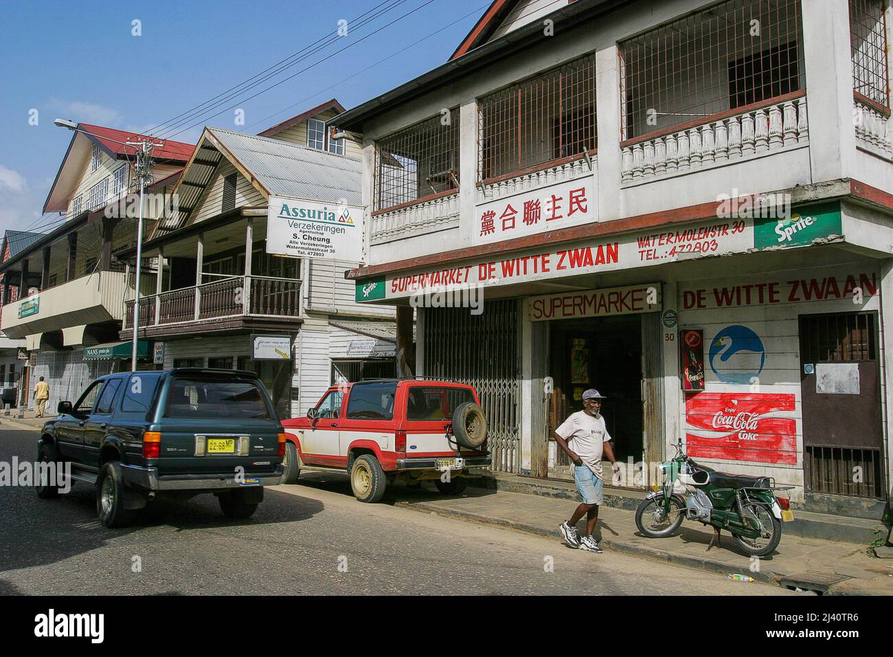 Surinam, Paramaribo - un supermercato con un proprietario cinese. Le case di legno hanno dato il nome nick alla città 'Wooden City'. A causa dell'architettura Foto Stock