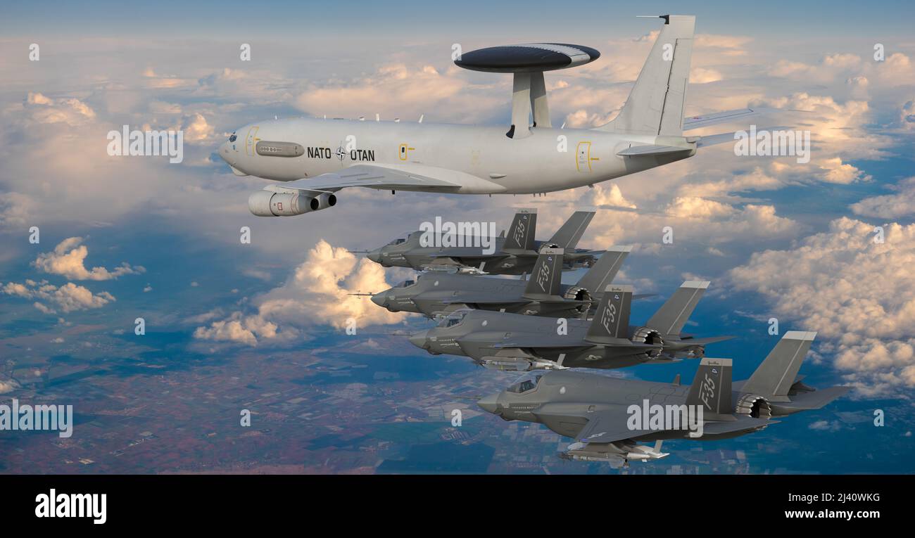 Nato Boeing e-3A Sentry scortato da Lockheed Martin F-35 Lightning II Foto Stock