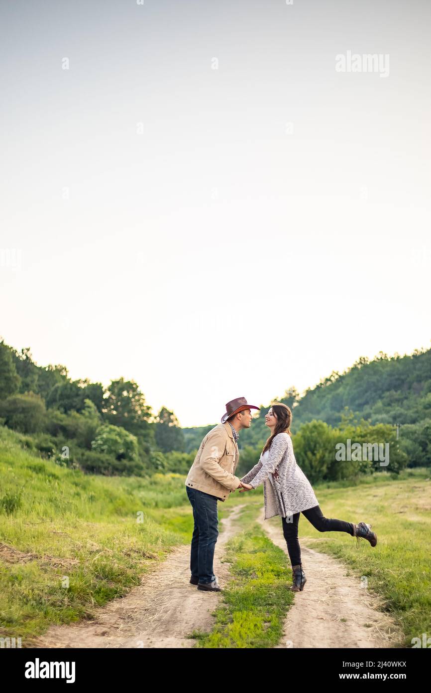 bel ritratto di bello e giovane sposo e sposa all'aperto Foto Stock