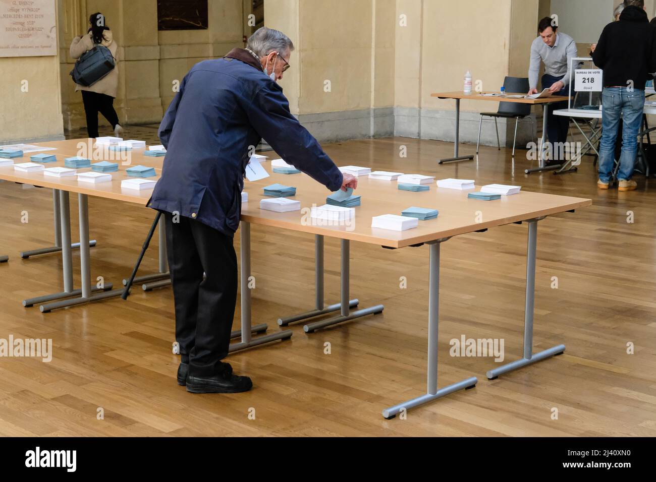 Lione (Francia), 10 aprile 2022. Primo turno delle elezioni presidenziali al Palais de la Bourse. Foto Stock