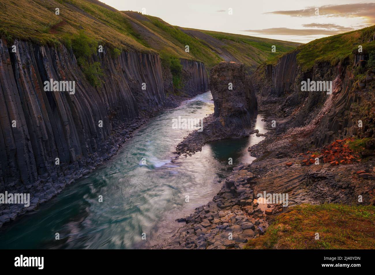 Studlagil Canyon nell'Islanda orientale al tramonto Foto Stock