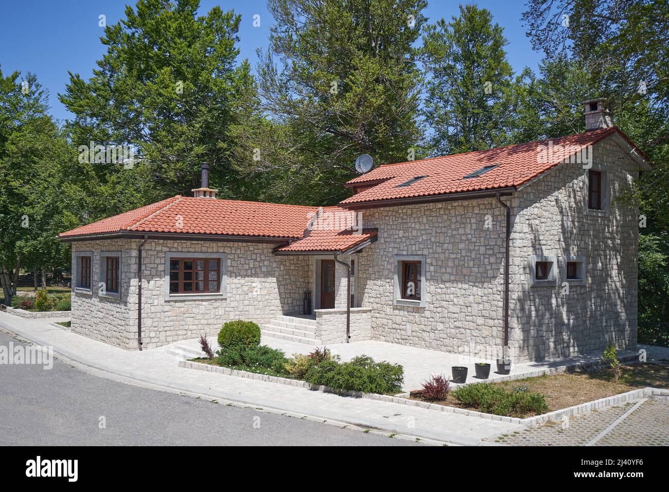 Casa di campagna in pietra vicino alla foresta Foto Stock