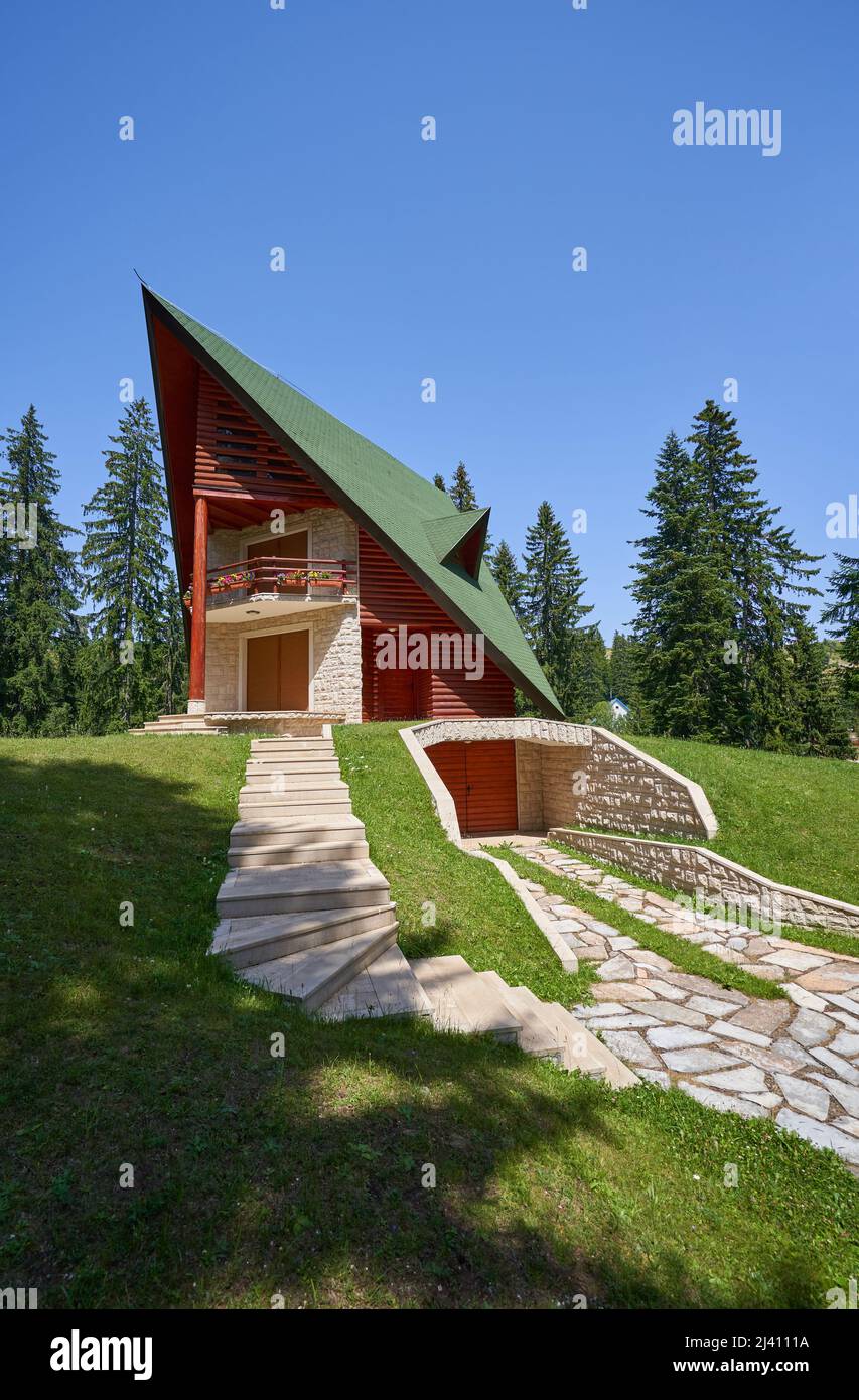 Grazioso bungalow casa con un tetto a picco per i turisti nella foresta Foto Stock