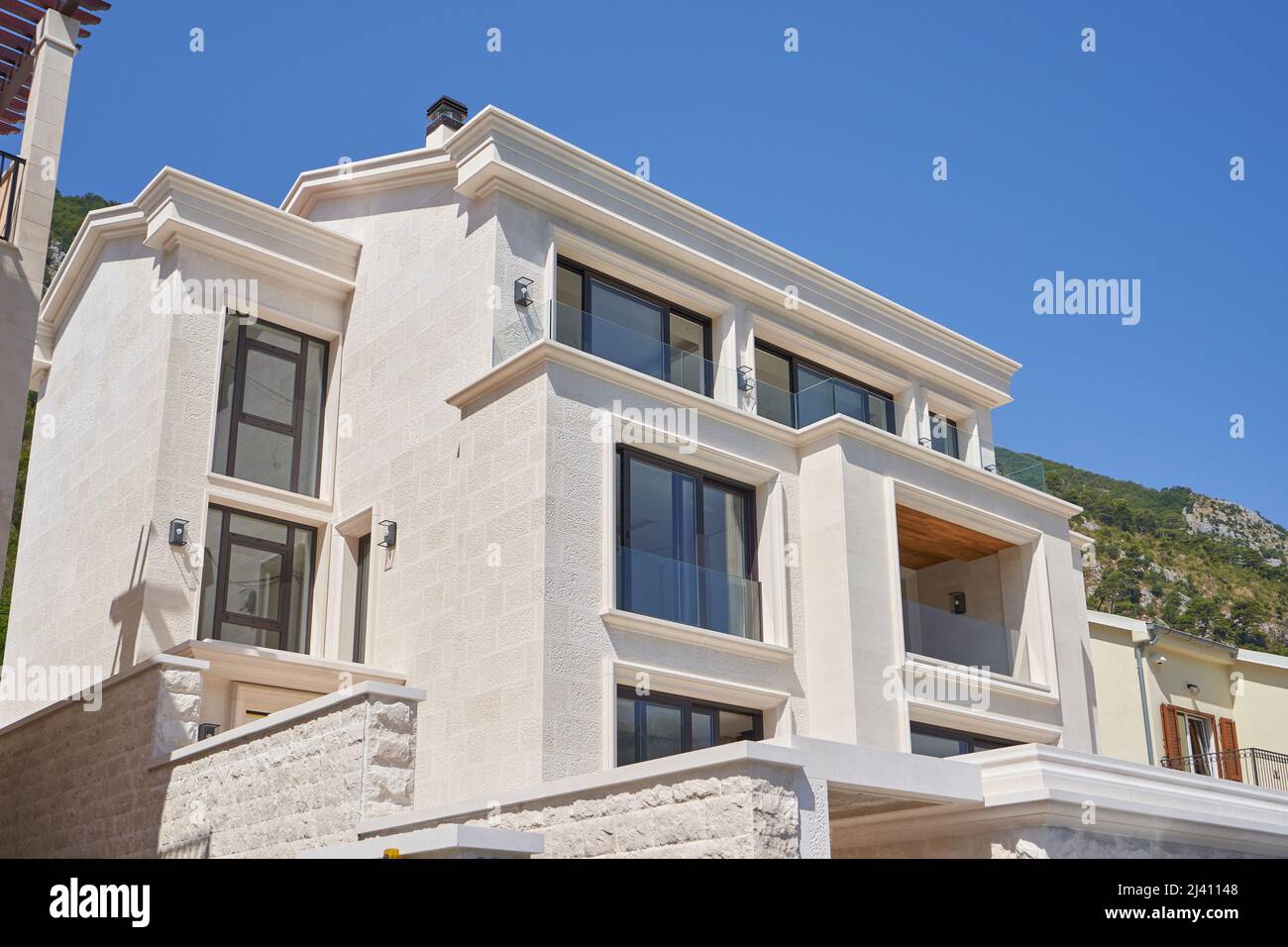 Casa moderna con finiture in pietra e grandi finestre Foto Stock