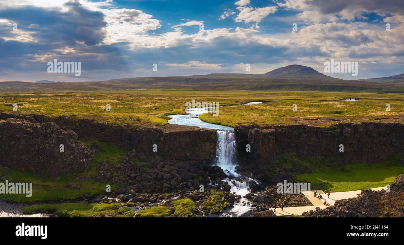 Vista aerea della cascata Oxarafoss con turisti in Islanda Foto Stock