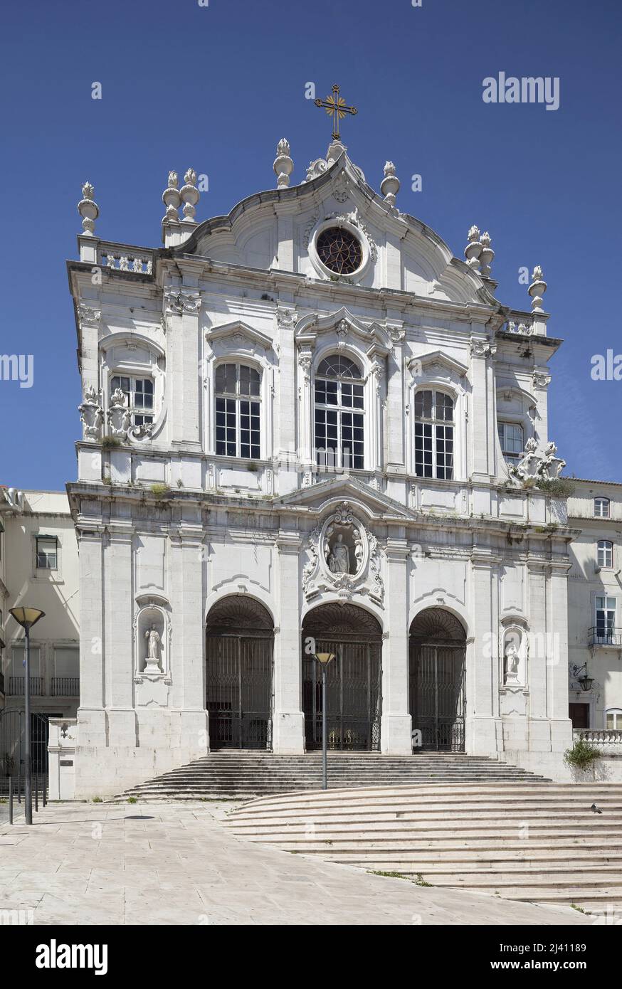 Facade de l’eglise de Notre Dame de Jesus a Lisbonne, ancienne eglise du couvent de Jesus, reconstruite au 18eme apres le tremblement de terre de 1755, elle est devenue l’eglise paroissiale de Merces en 1834, l’annee ou les ordres religieux sont bannis du Portugal, Architecture religieuse gaise. Lisbonne, Portogallo. Foto Stock