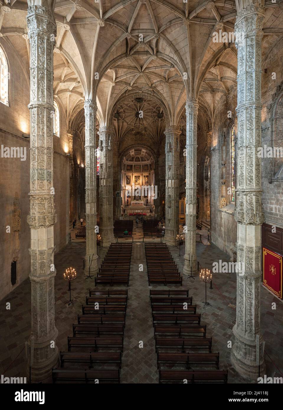 NEF centrale de l’eglise Sainte Marie des Hieronymites, situee dans le quartier de Belem a Lisbonne, Inizializzazione dell’abbatiale du monastere des Hieronymites (Mosteiro dos Jeronimos), dont le chantier de l’ensemble monumental voulu par le roi Manuel 1er du Portugal (1469-1521) debute en 1502, l’eglise devenue paroissiale en 1834 et l’ensemble est inscritto sur la liste du patrimoine mondial de l’Unesco en 1983, la voute et les piliers sont conconco par Joao de Castilho (vers 1470-vers 1552), Architecture religieuse de style manuelin dont les Inspirations sont les Arts roman, gothique et mauresque. Foto Stock
