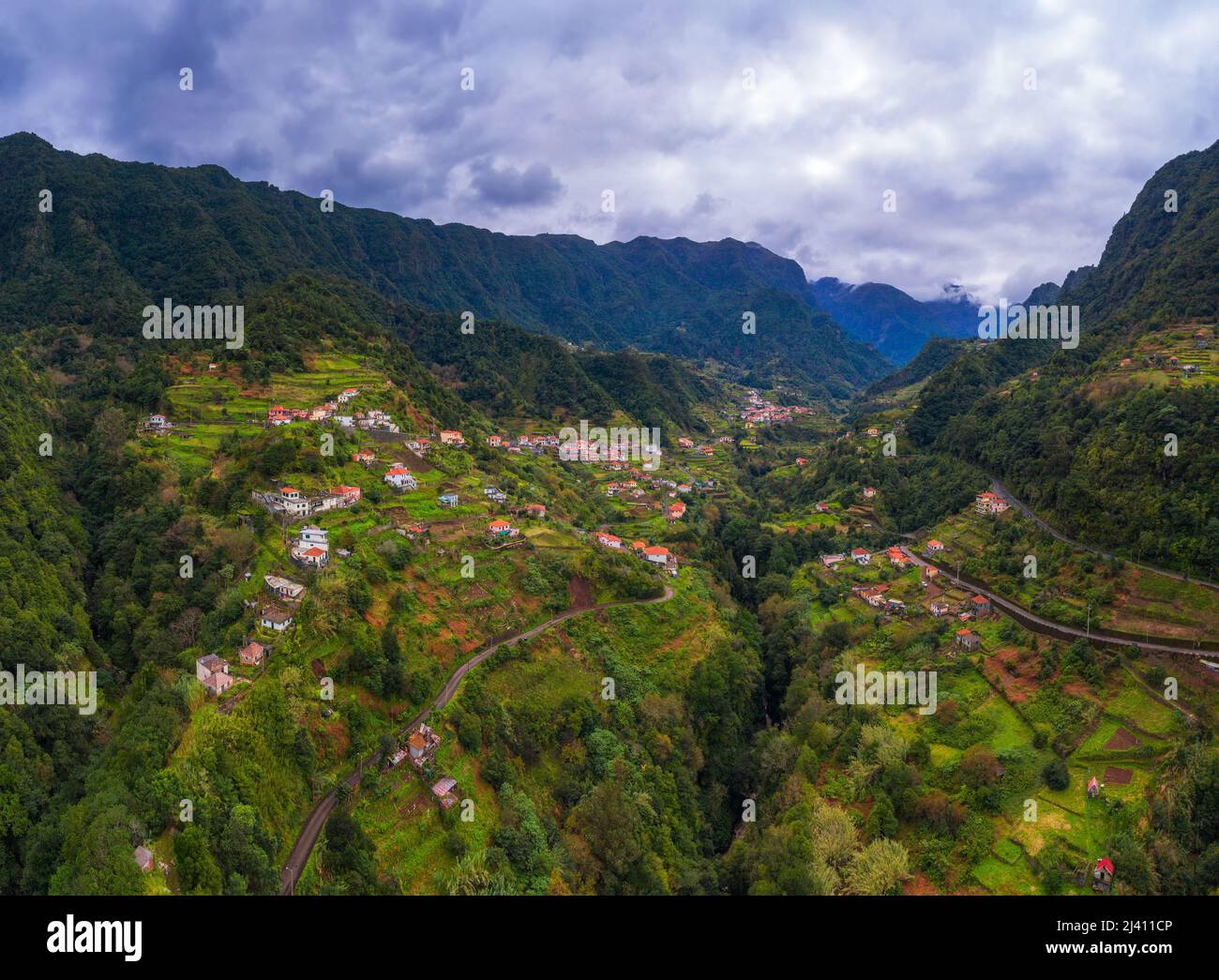 Vista aerea dei villaggi sulle montagne delle isole Madeira, Portogallo Foto Stock