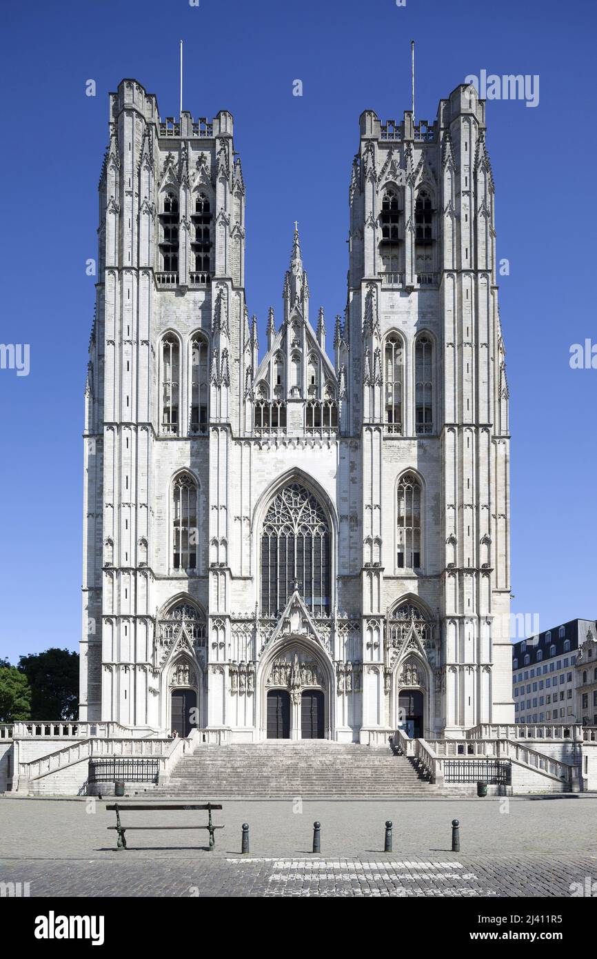 Facciata occidentale de la cathedrale Saints Michel et Gudule, construite entre 13eme et 16eme siecles, Architecture religieuse flammande de style gothique brabancon. Bruxelles, Belgio. Foto Stock