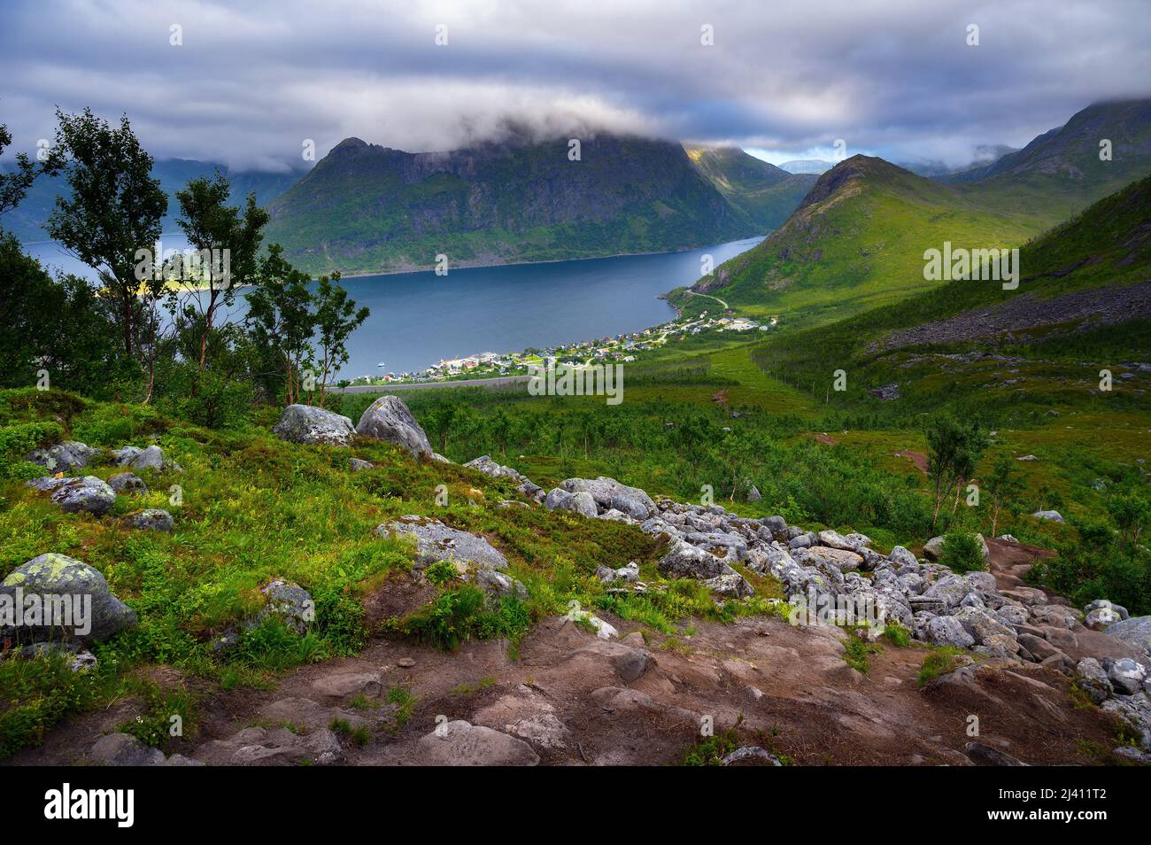 Fjordgard villaggio da Hesten sentiero per Segla montagna sull'isola di Senja, Norvegia Foto Stock