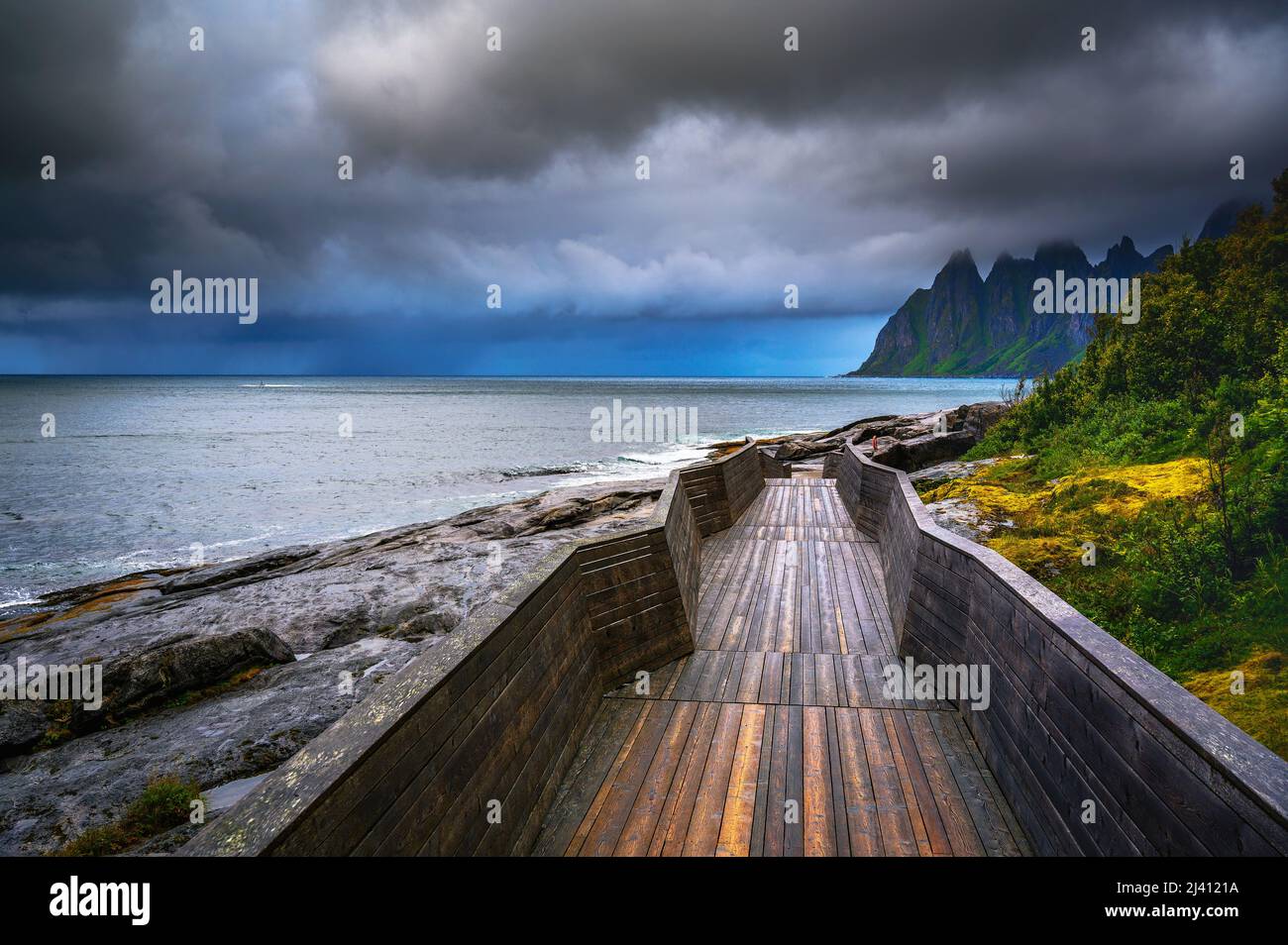 Passeggiata in legno sulla spiaggia di Tingeneset sull'isola di Senja, nel nord della Norvegia Foto Stock