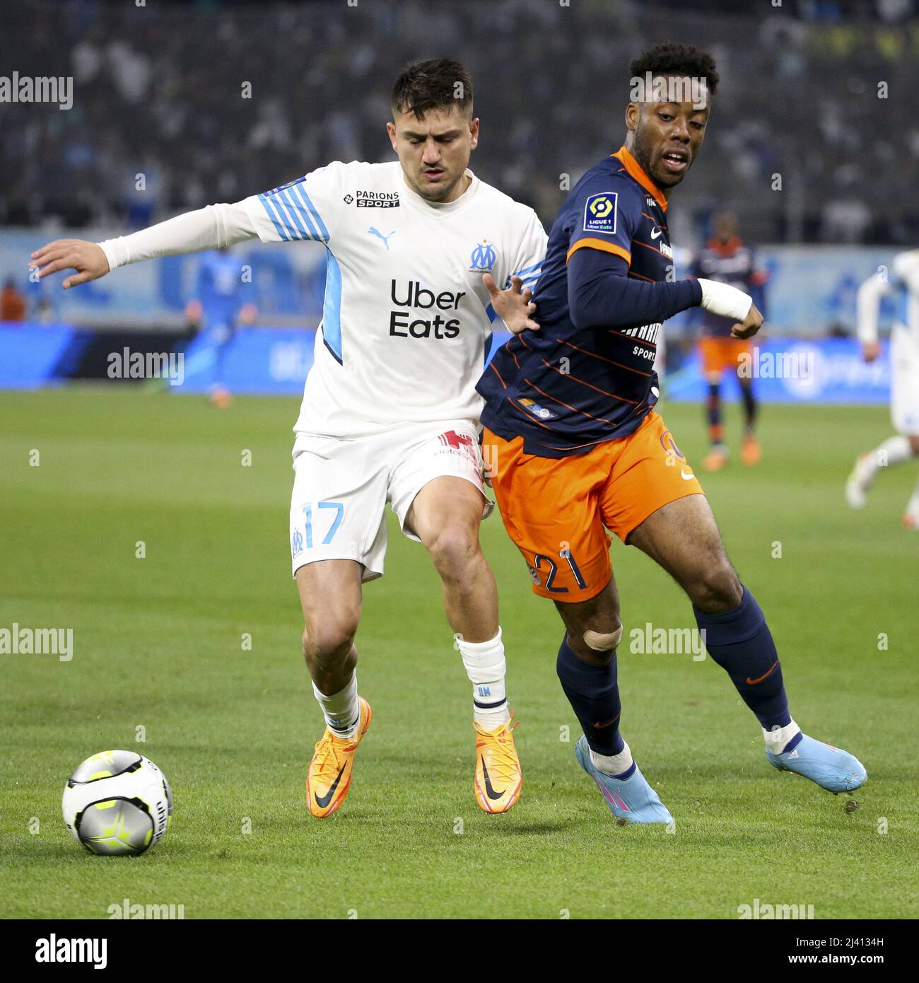 10 aprile 2022, Marsiglia, Francia: Cengiz under di Marsiglia, Elye Wahi di  Montpellier durante il campionato francese Ligue 1 partita di calcio tra  Olympique de Marseille (OM) e Montpellier HSC (MHSC) il