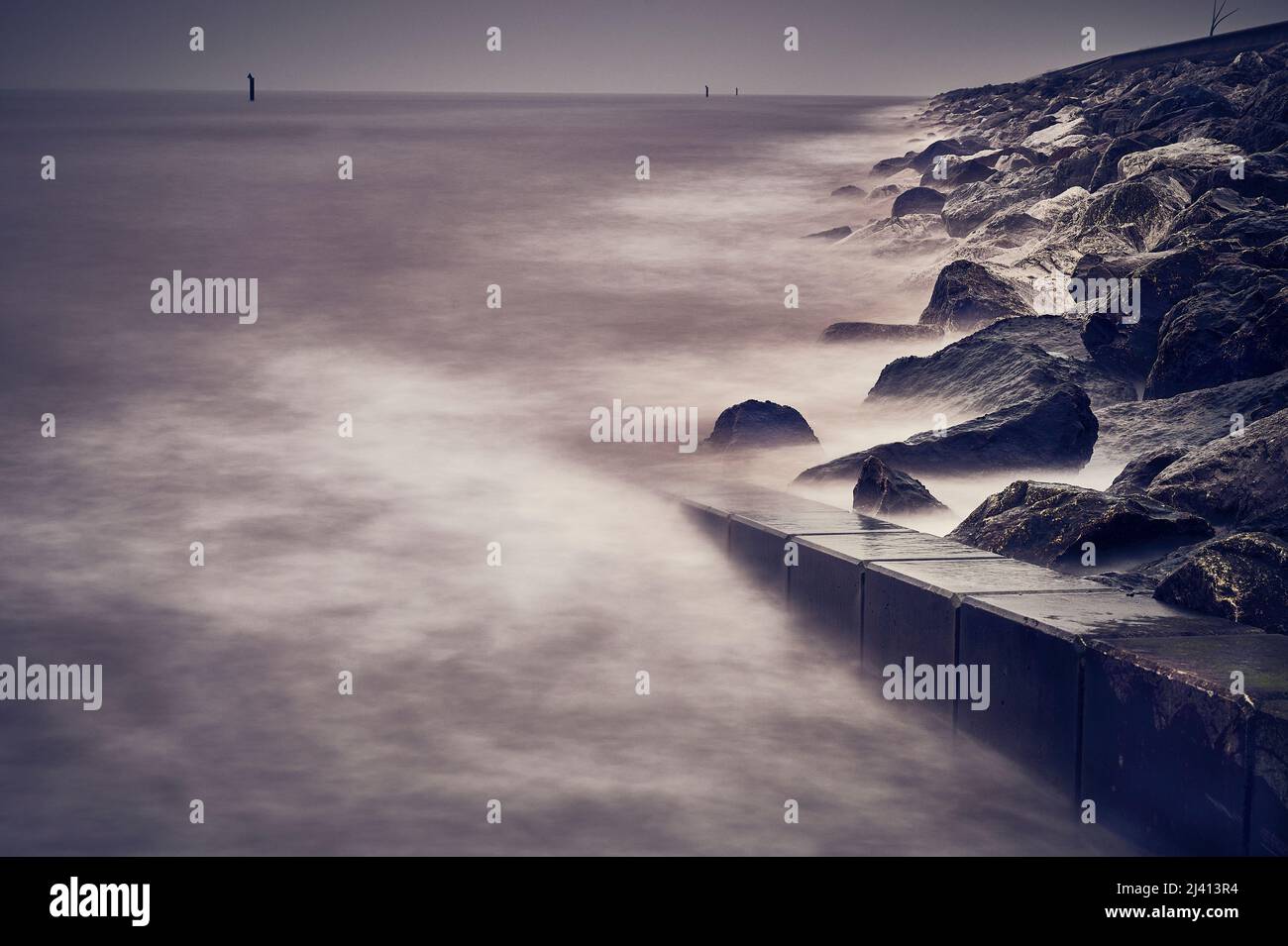 Rottura del mare sulle rocce di mare a Rossall,Cleveleys,UK Foto Stock