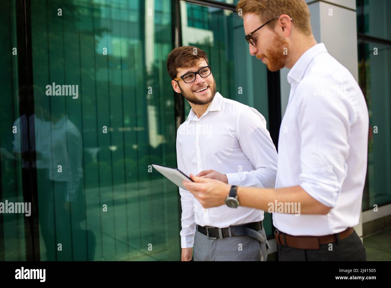 Due uomini d'affari di successo che camminano all'aperto. Business, amicizia, comunicazione concetto Foto Stock