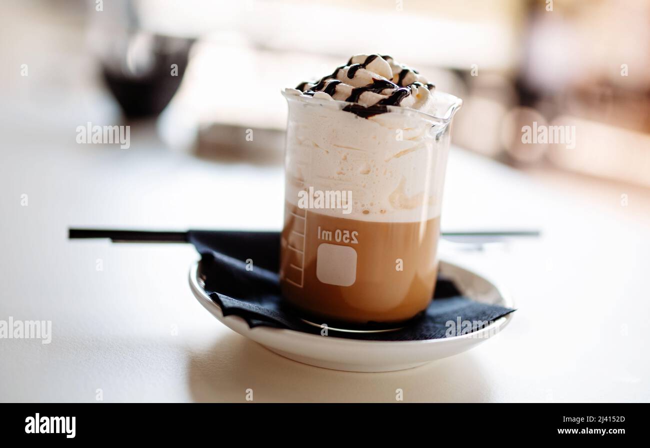 Delizioso caffè con panna montata in un bicchiere Foto Stock