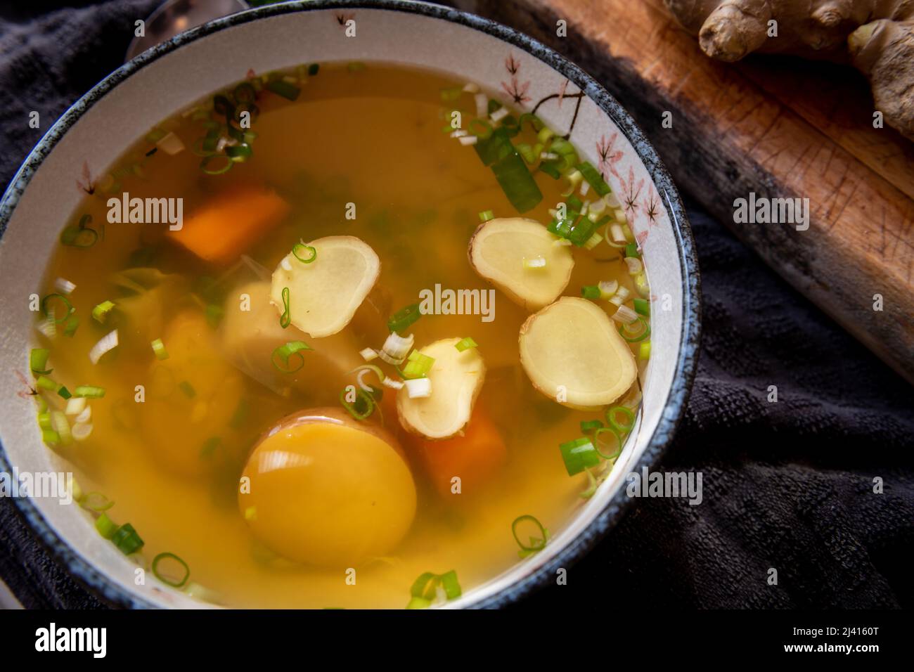 Una ciotola di zenzero, zuppa di cipolle con verdure. Grasso libero e pieno di bontà specialmente quando si sente male. Foto Stock