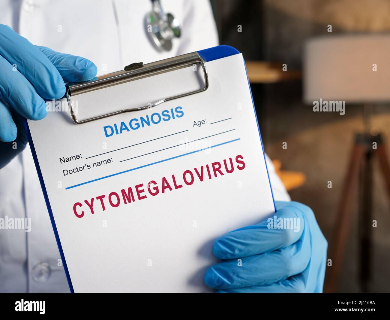 Medico e citomegalovirus diagnosi sulla forma medica. Foto Stock