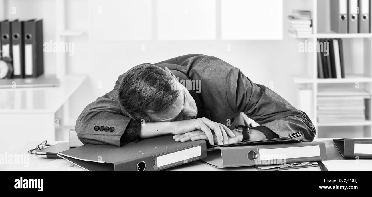 Il lavoratore dorme su documenti cartelle lavoro, overwork problema concetto Foto Stock