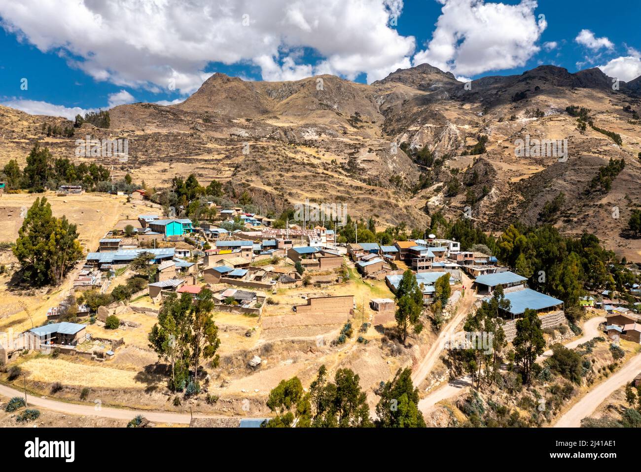 Veduta aerea del villaggio di Chacapampa nelle Ande peruviane Foto Stock
