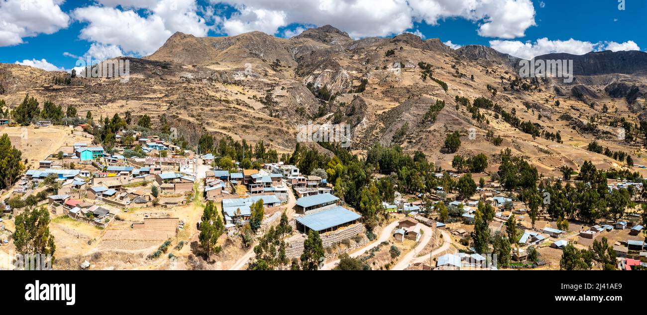 Veduta aerea del villaggio di Chacapampa nelle Ande peruviane Foto Stock