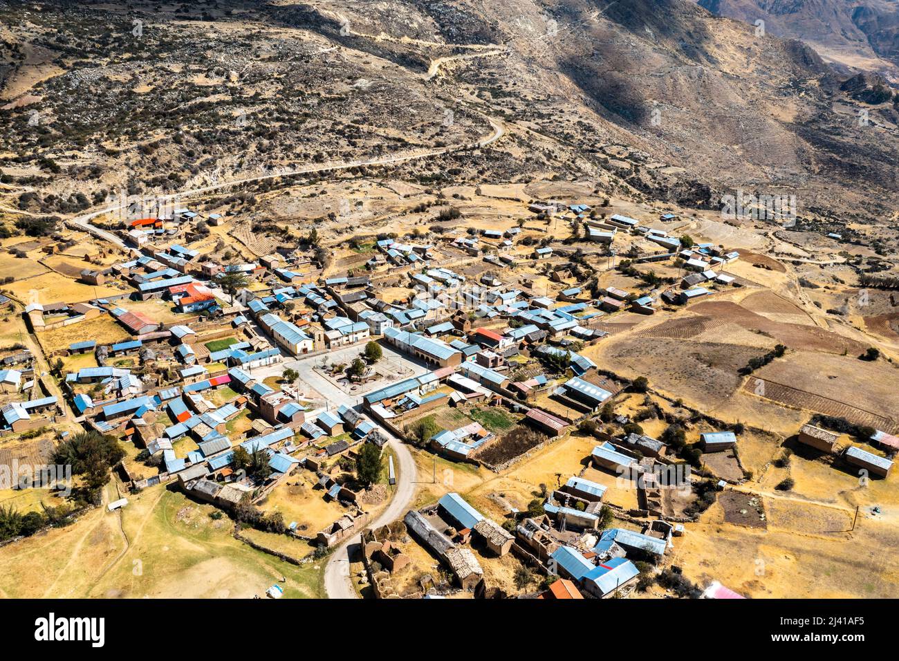 Veduta aerea del villaggio di Antacocha nelle Ande del Perù Foto Stock