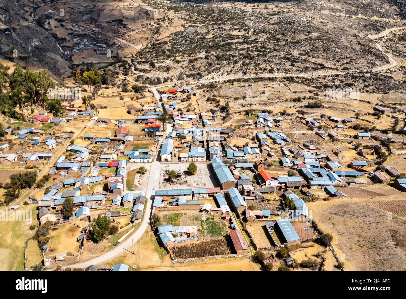 Veduta aerea del villaggio di Antacocha nelle Ande del Perù Foto Stock