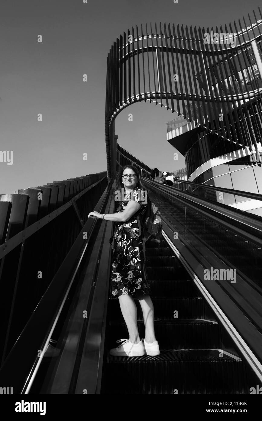 Transport, Zukunft, Dubai Expo, Weltausstellung, Architektur, Der Pavillon von DP World eine Konstruktion der modernen Architektur mit Rolltreppe Foto Stock