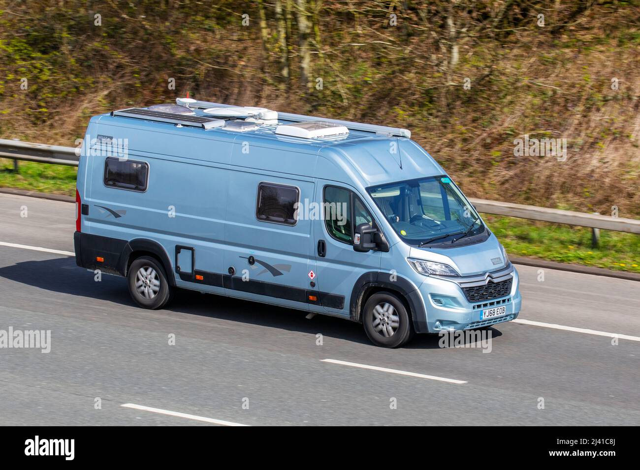 2018 blu Citroen Relay 35 L3H2 Enterprise BlueHDi 1997cc diesel WildAX motohomes Aurora XL window van; Motorhomes, camper sulle strade della Gran Bretagna, RV leisure Vehicle, vacanze in famiglia, caravanette vacanze, Touring caravan vacanza, Conversioni furgoni, Vanagon autohome, la vita su strada. Foto Stock