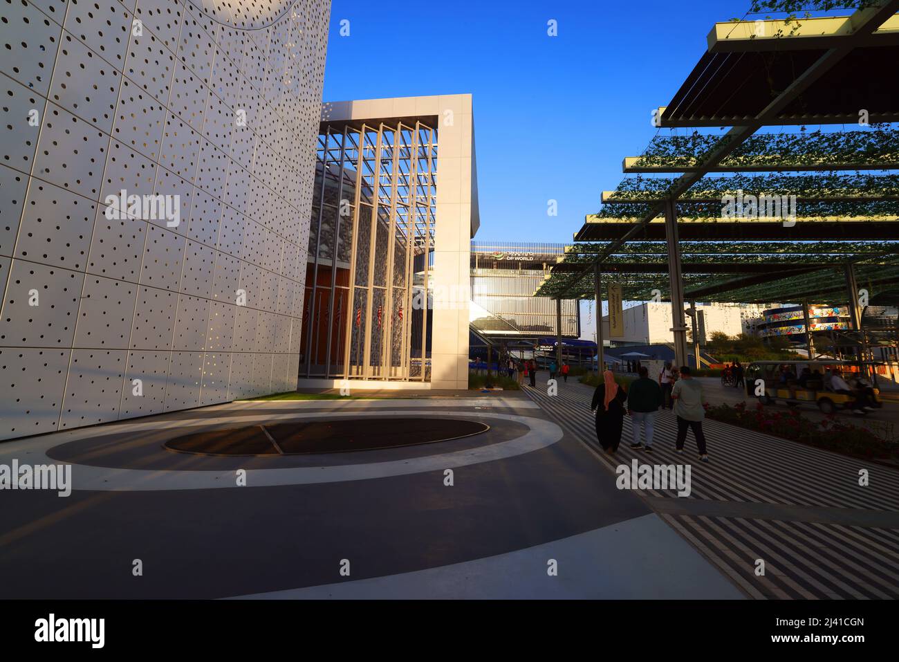 Kunst, Dubai Expo, Weltausstellung, Architektur, Zukunft, Weg an den Pavillon der modernen Architektur vorbei mit Security Foto Stock