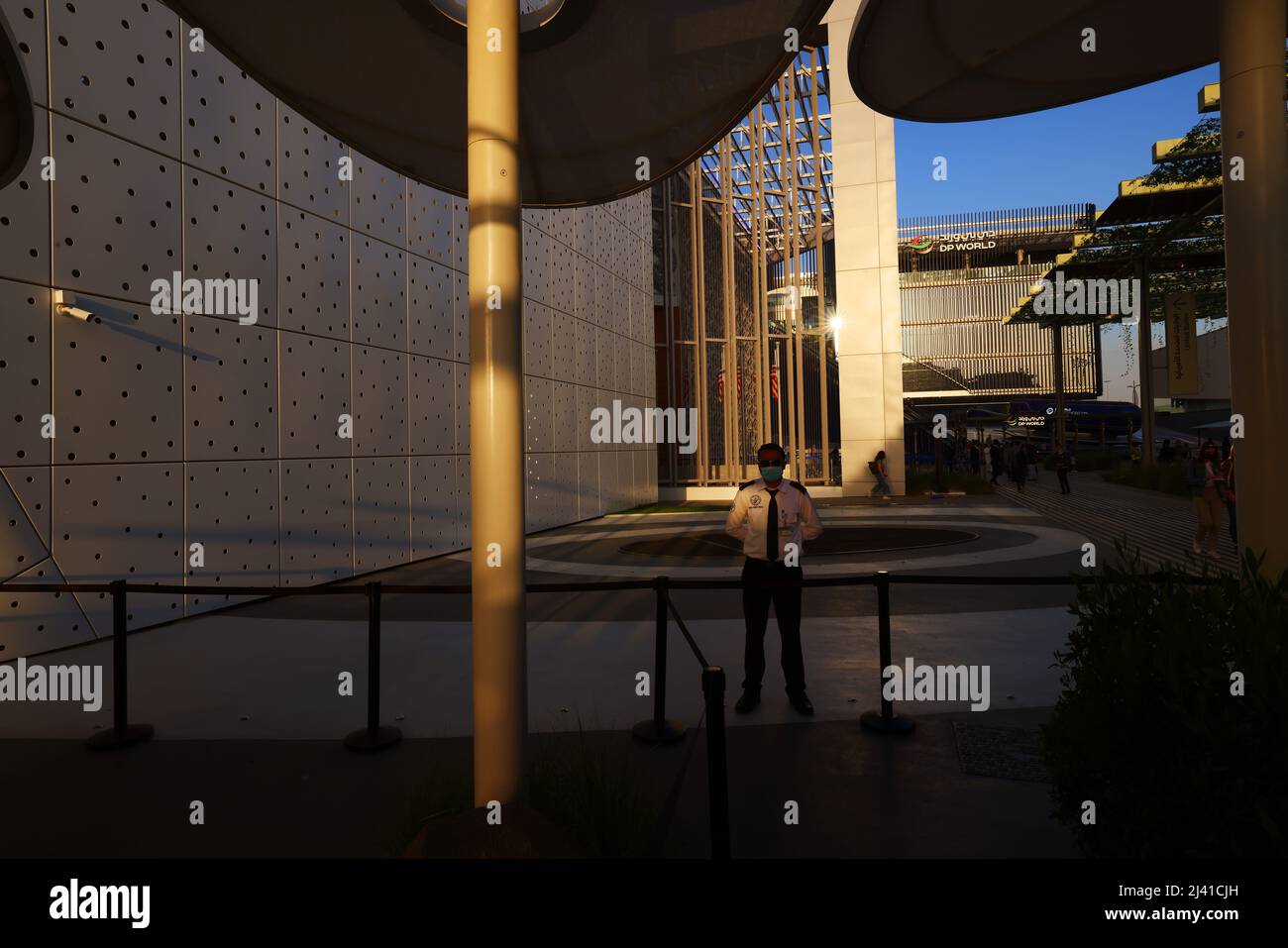 Kunst, Dubai Expo, Weltausstellung, Architektur, Zukunft, Weg an den Pavillon der modernen Architektur vorbei mit Security Foto Stock