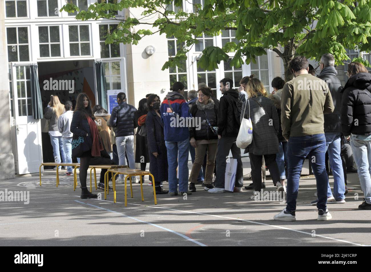 FRANCIA. PARIGI (75) 4 TH DISTRETTO. PERSONE CHE SI ALLINEANO NEL FAUCONNIER PUBBLICO KINDERGARDEN PLAYGROUNG DURANTE IL PRIMO TURNO DELLE ELEZIONI PRESIDENZIALI Foto Stock