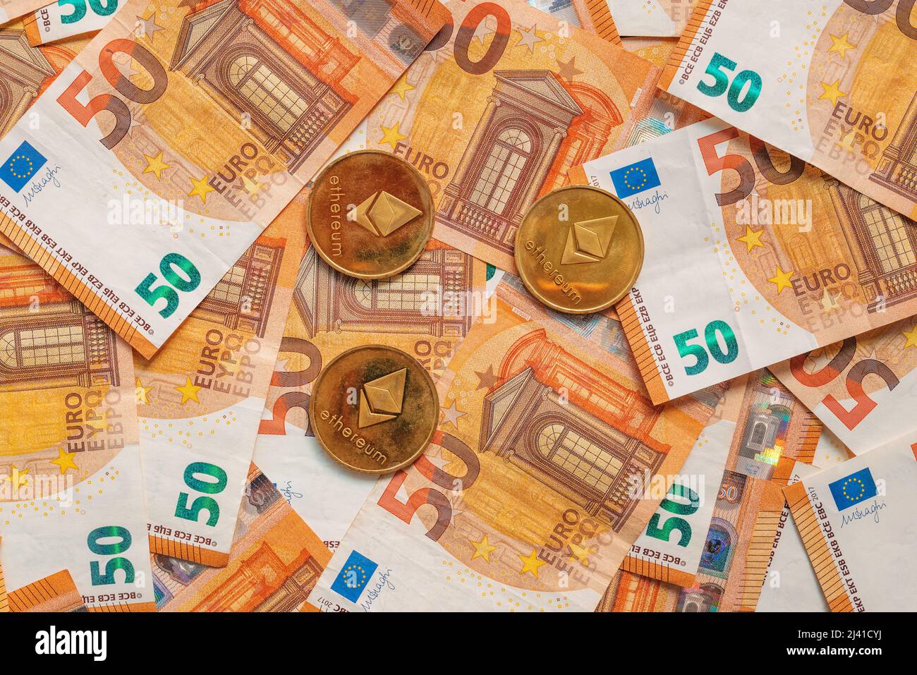Ethereum monete e banconote in euro per cambio valuta concetto, vista dall'alto Foto Stock