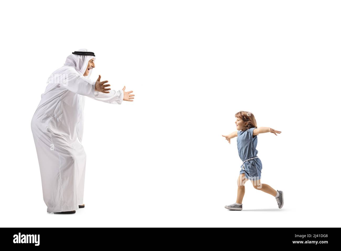 Sparato a tutto profilo di una bambina che corre verso un uomo arabo in abiti etnici isolati su sfondo bianco Foto Stock