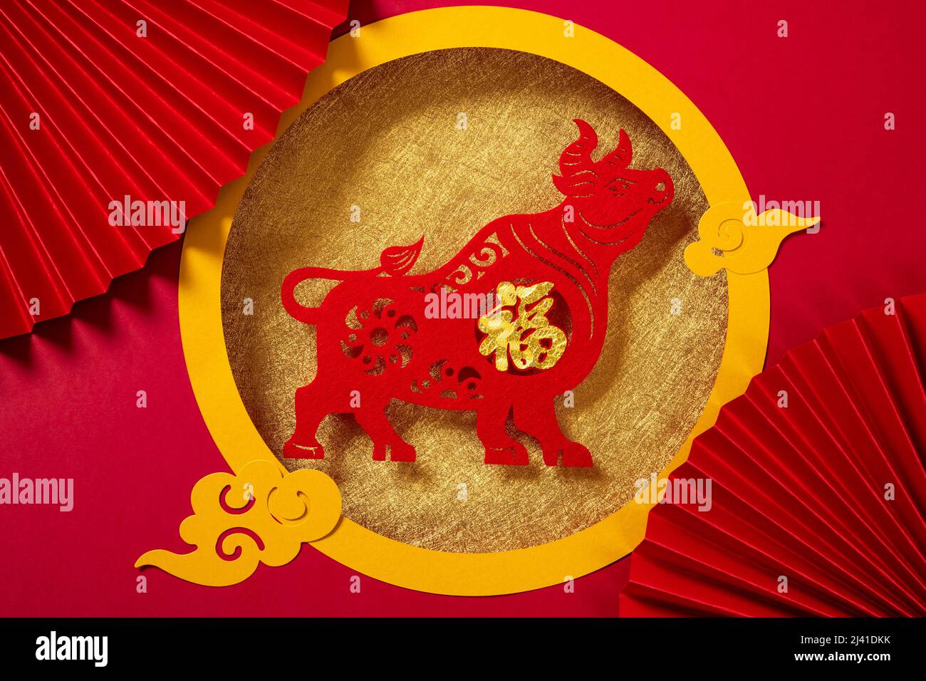 Cinese Capodanno di OX 2021 mascotte carta tagliata con decorazioni cinesi il cinese significa fortuna nessun logo nessun marchio Foto Stock