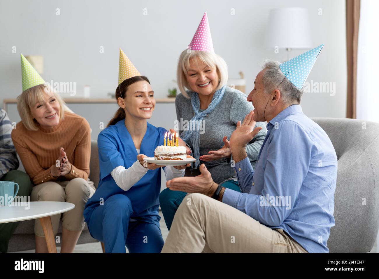 Bell'uomo anziano che festeggia il compleanno alla vita assistita Foto Stock