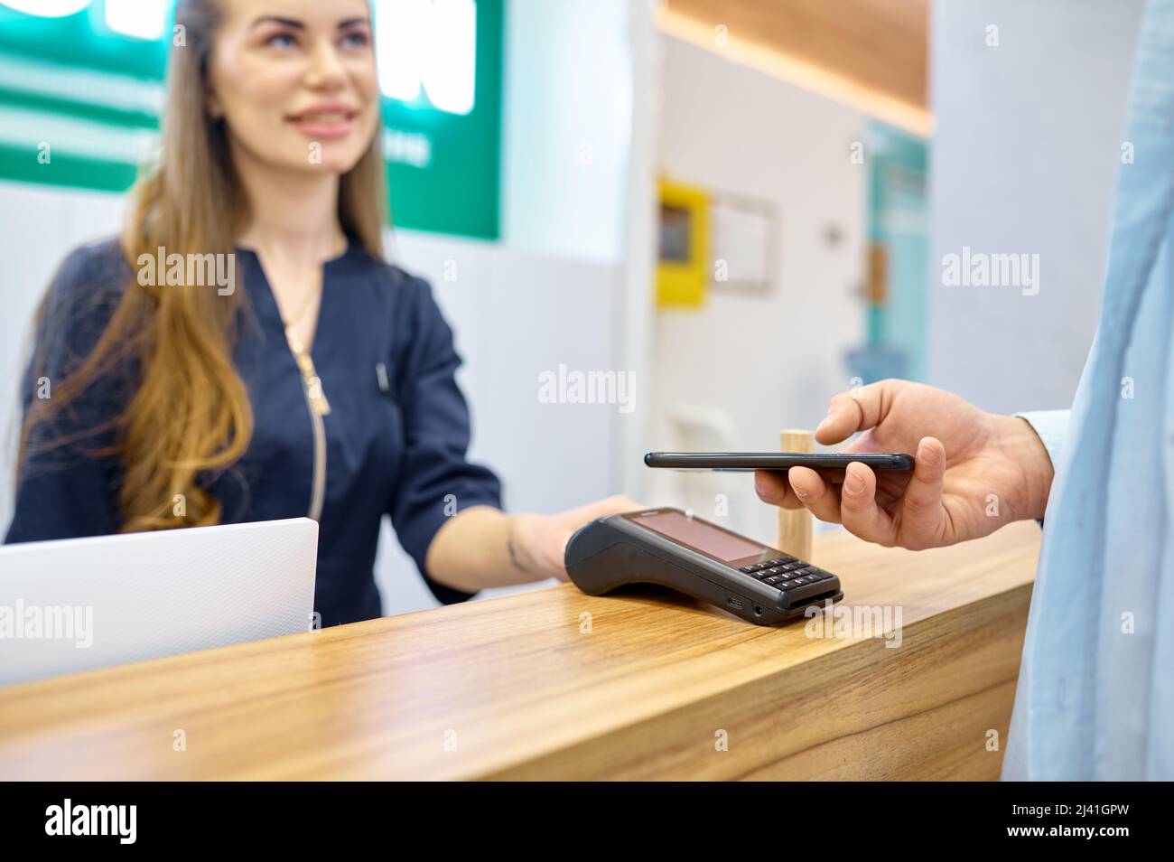 A pagamento per i servizi di clinica tramite telefono cellulare Foto Stock