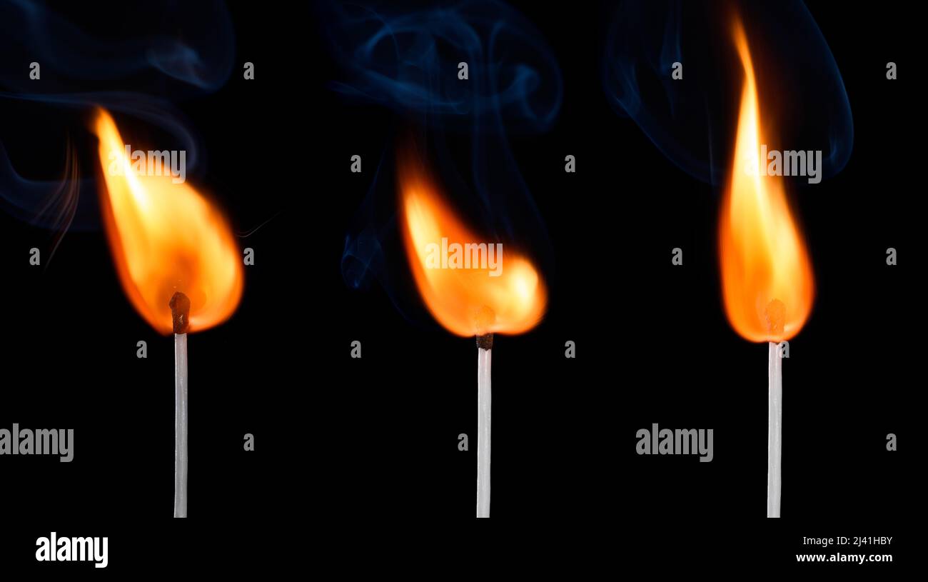 Bastone di fiammifero ardente con fuoco grande luminoso e fumo set isolato sul nero Foto Stock
