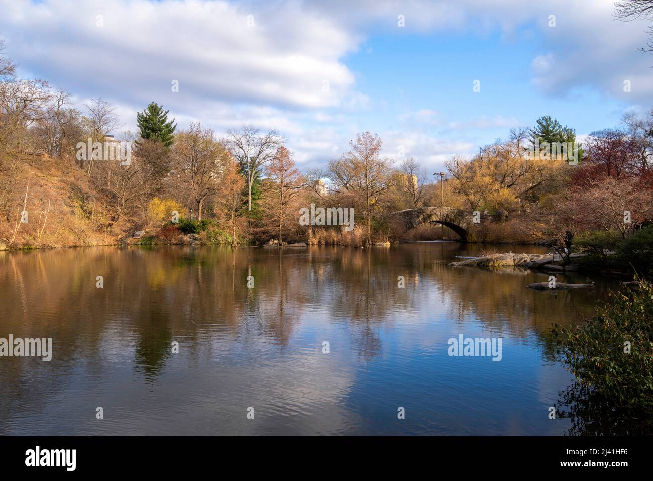 Il Pond e il Gapstow Bridge nel Central Park di Manhattan New York City, USA Foto Stock