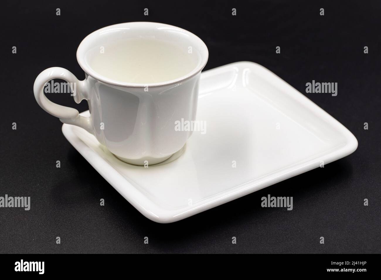 Caffè in porcellana su sfondo nero. Primo piano Foto Stock